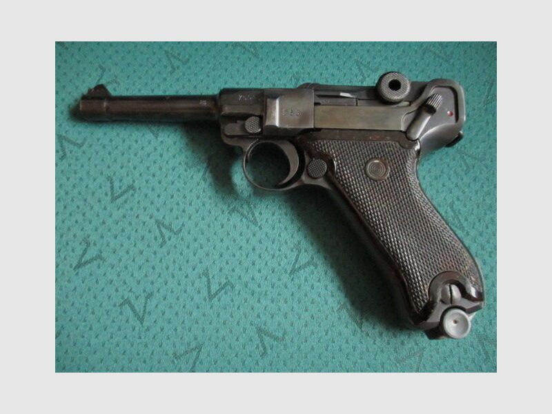 Pistole 08 der Volkspolizei Vopo mit Stempel 08