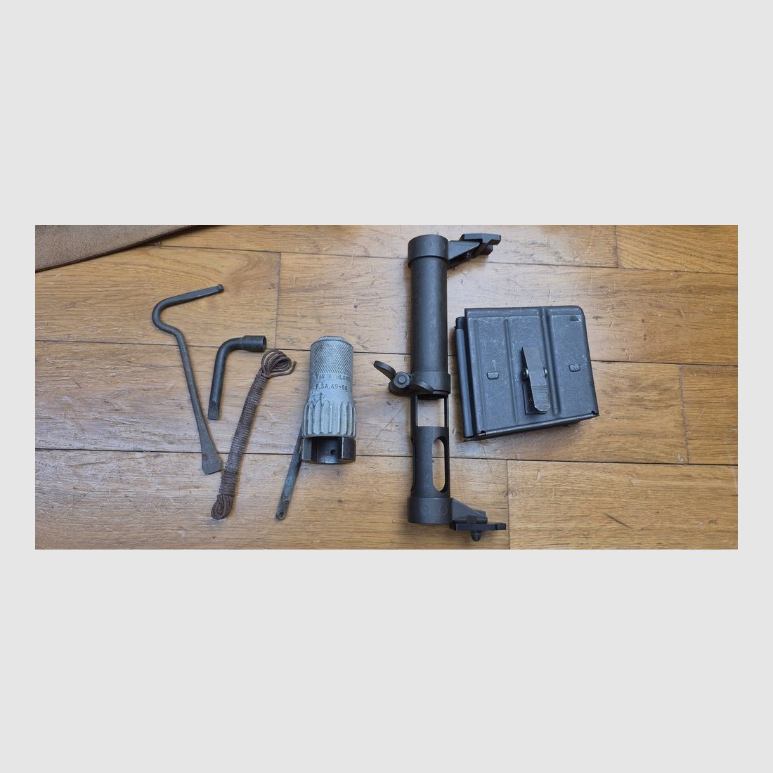 Schönes und sehr seltenes Selbstladeflinte MAS 49-56 – Originalkaliber 7,5 x 54 MAS – Mythische Waffe – Sehr gute mechanische Funktion – Schöner Lauf mit klaren Zügen – Guter ästhetischer Zustand – zwei 10-Schuss-Magazine – Nachtsicht- und Platzpatronenfunktion (selten) – Gewehrriemen – Seltene Waffe in TBE+, Bild 34 von 35