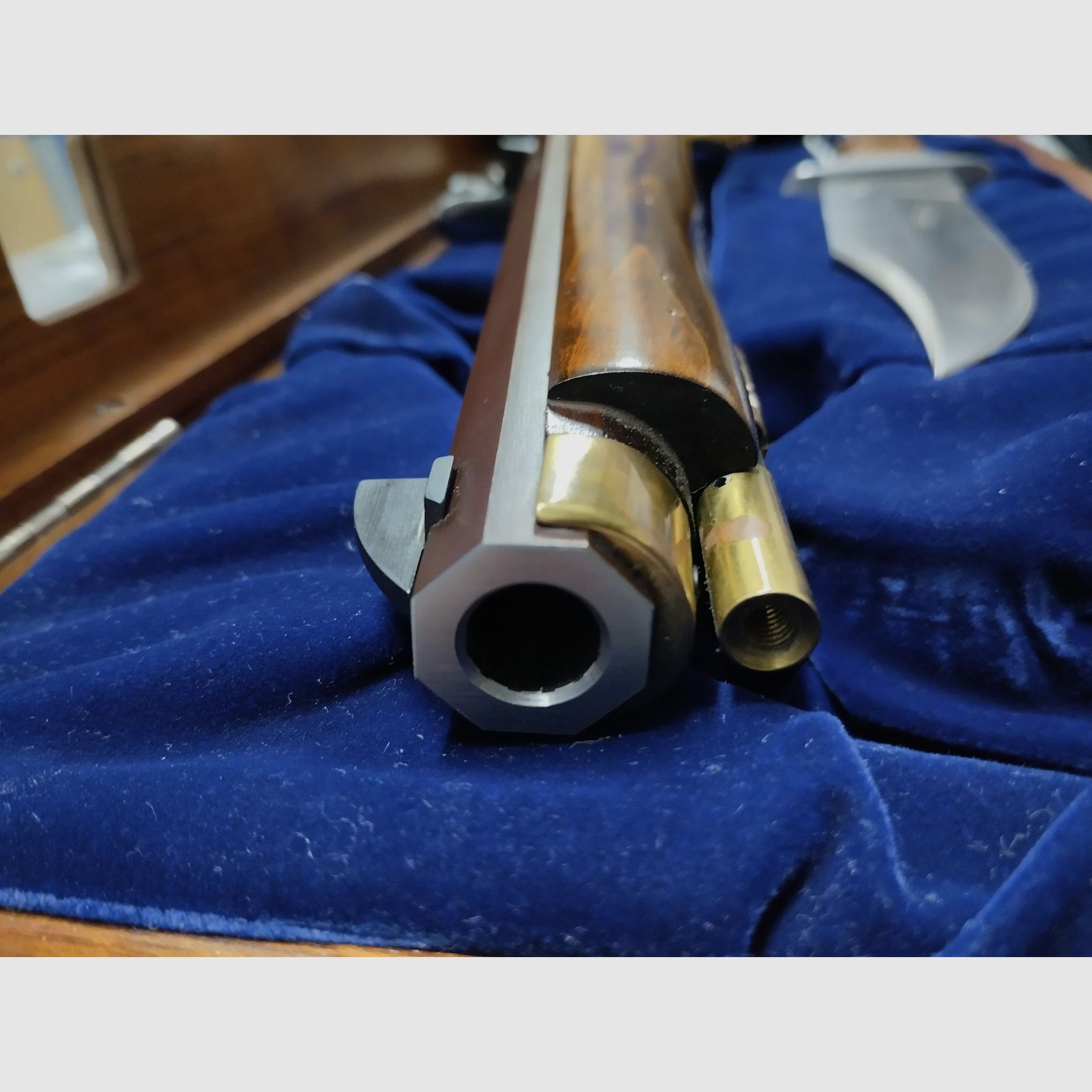 Bardzo ładne pudełko Pedersoli Alamo 1836 z pistoletem na kapiszony Navy Moll kal. 45 + nożem Bowie, w stanie nowym!