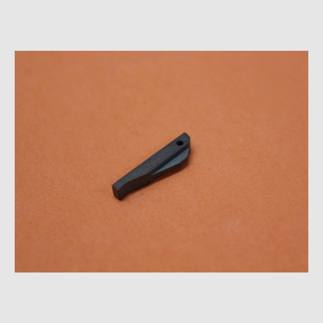 DPMS AR-15: Wspornik przycisku wstępnego DPMS blokada do pomocy w zamykaniu