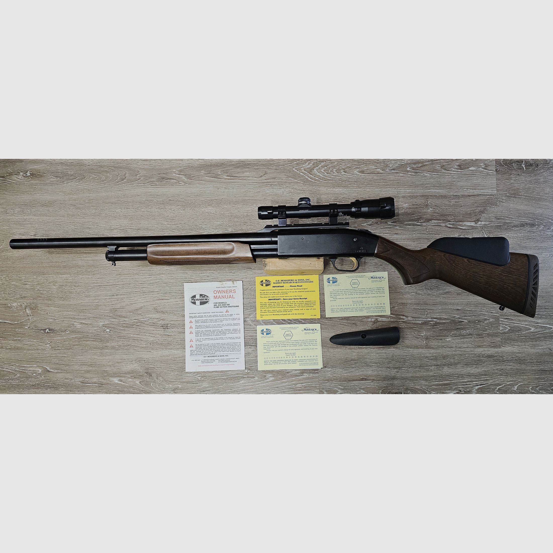 Mossberg 500A Kaliber 12/76, Vorderschaft-Repetierer, Pump-Flinte, gezogener Lauf mit Bushnell Zielfernrohr