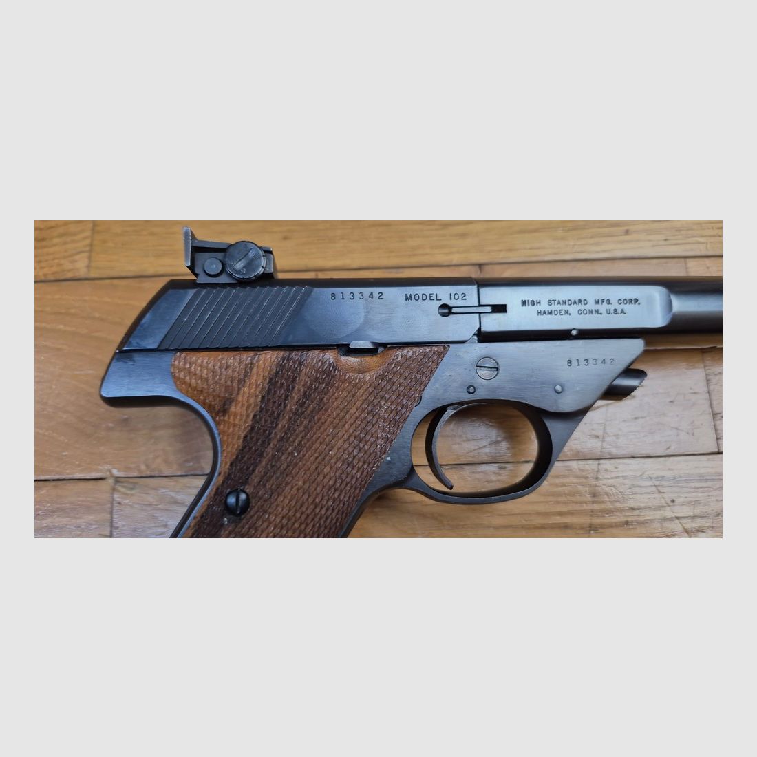 Muy bonito pistola semiautomática Hi-Standard made in USA – Modelo Supermatic Citation en .22LR – Arma de 1958 – Empuñaduras de nogal cuadradas originales no reemplazadas – Acabado 98% – Cañón espejo de 5.5 pulgadas con estrías magníficas – Excelente estado – TBE++, imagen 20 de 23