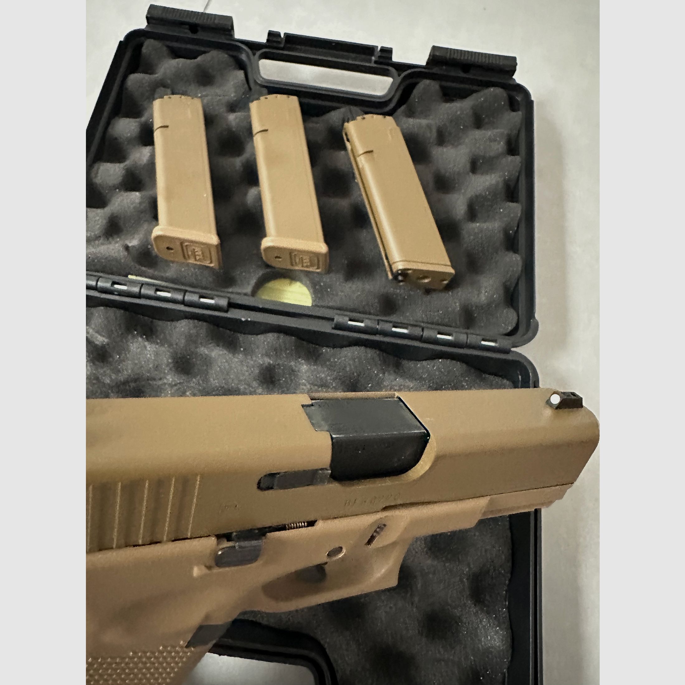 Glock vfc 19x gbb with 3 extra magazines