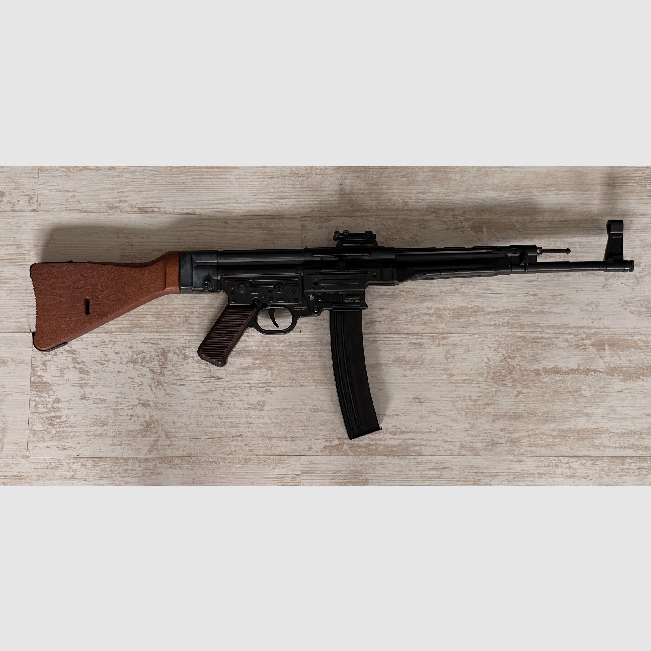 GSG STG 45 / STG 44 9 mm P.A.K. Schreckschuss – Echtholzschaft – Topstaat