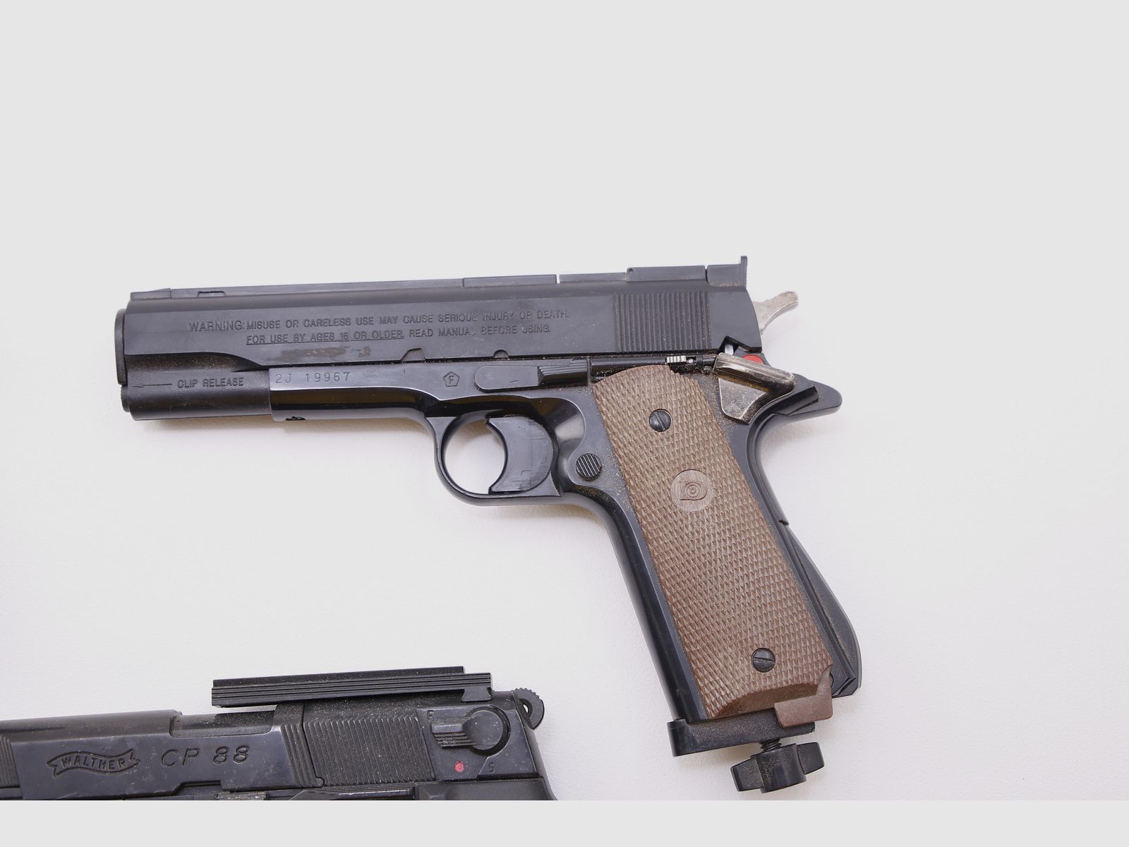 Conjunto de pistolas de aire y pistolas de fogueo Walther CP88 Daisy Powerline Record Brixia