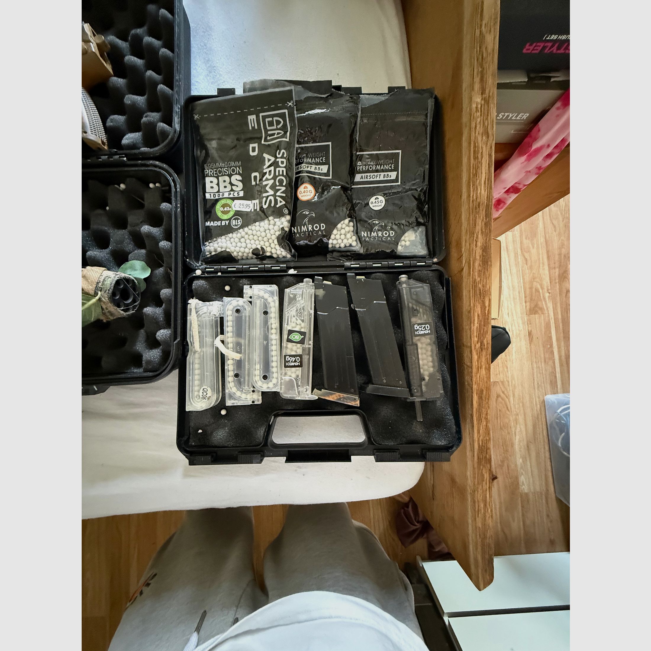 Hallo verkaufe hier mein komplettes  Airsoft Set die Novritsch SSG-10  Plus 4-5 Magazine  Komplett umgebaut und verbessert  So wie die Backup SSX23 Plus 3 Magazine  Und lauter Zubehör 