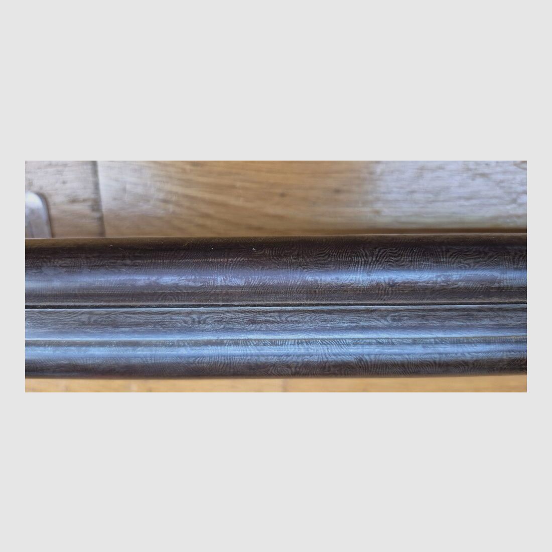 Très beau fusil de chasse juxtaposé à broche – Signé sur la bande des canons « Maison de l’Inventeur Lefaucheux – 37 rue Vivienne à Paris » – Canons damas superbe – Cal 16 broche – Bronzage à 85% – Magnifiques gravures en garnitures et pièces – Toutes vis guillochées – Plaque de couche ébène – Très beau noyer rouge – Excellent état mécanique – Pas de jeu – Canons à âme encore très propre malgré une oxydation ancienne – Et un « VRAI » Lefaucheux ! – Arme en TBE global – TBE, image 28 sur 47