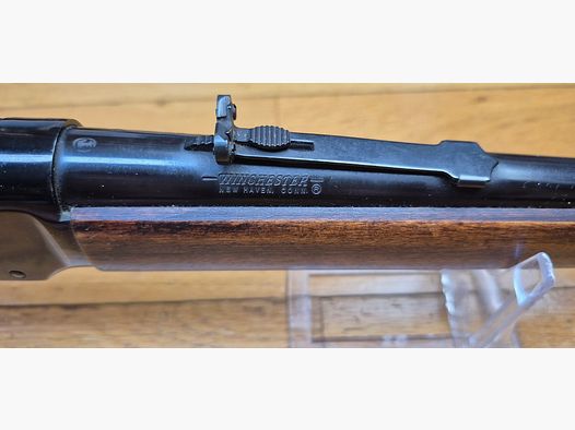 Bellissima carabina Winchester modello 1894 – Calibro 30-30 – Prodotta negli USA nel 1969 – Capacità 8+1 – Bellissimo noce rosso – Condizioni meccaniche ed estetiche rare per i suoi 56 anni! – Bellissima costruzione Made in USA – Calcio in acciaio precedente al 1971 – TBE++