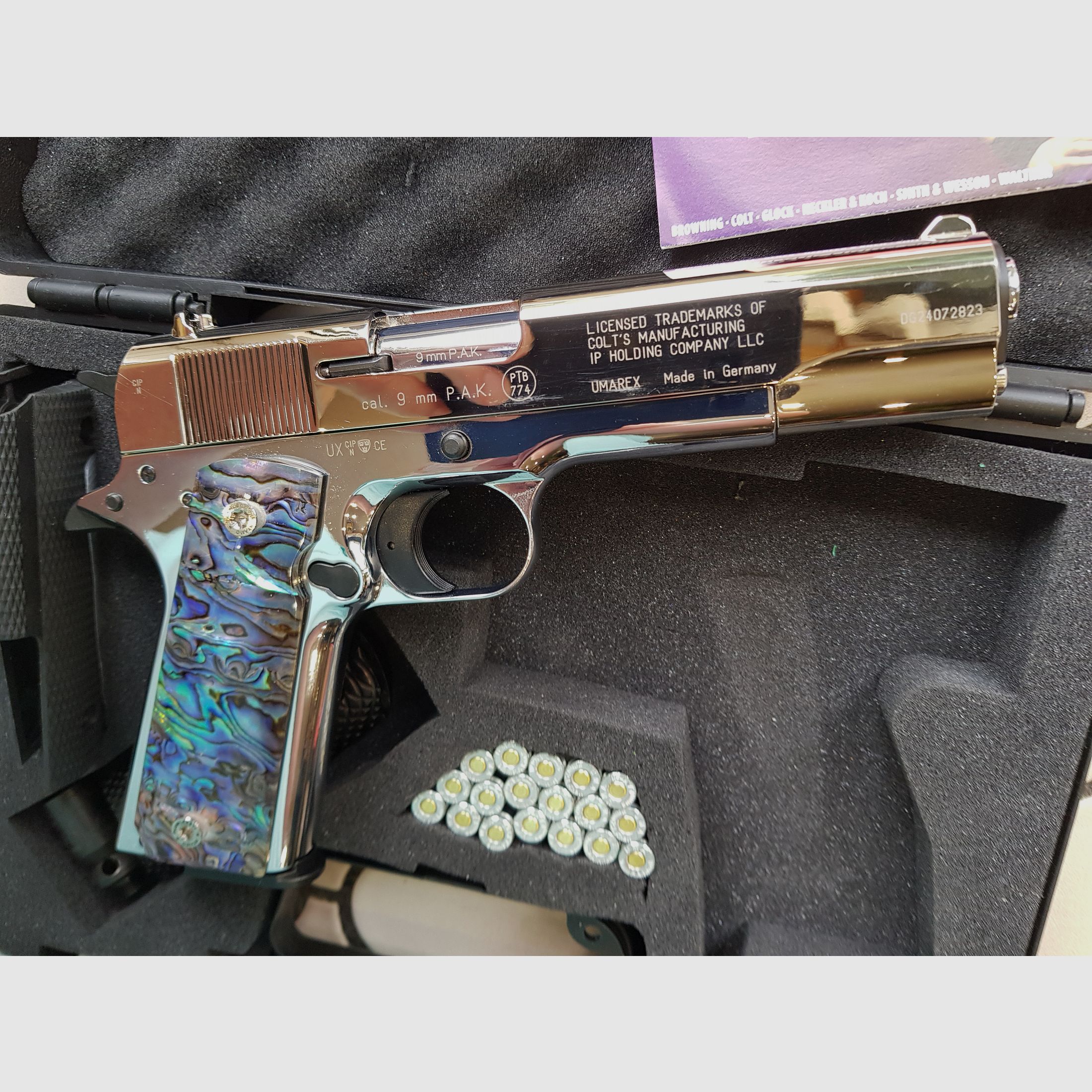 Vitrinen Stück zu verkaufen: Colt 1911 in Chrom