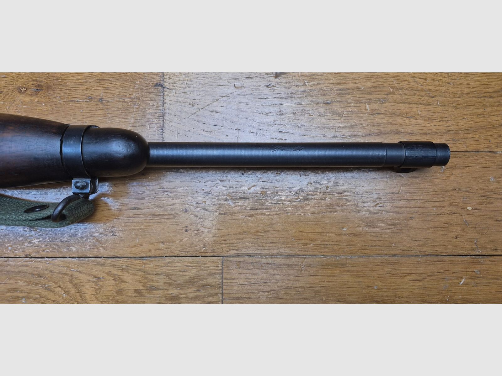 Gute USM1 Repetierbüchse umgebaut auf Semi-Auto – Kaliber .30 M1 original – Herstellung INLAND – Ohne Bajonettanschluss für einen Typ 2. Weltkrieg – Zweiter 10-Schuss-Magazin inklusive – Gewehrriemen – Sehr guter mechanischer und ästhetischer Zustand – Eine der unterhaltsamsten Büchsen am Stand! – TBE, Bild 13 von 30