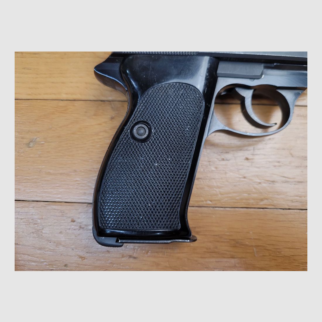 Peu courant pistolet Walther Manurhin P1 – Cal. 9×19 – Police de Berlin Ouest – Arrivage exceptionnel – Made in France by Manurhin – Marquages réglementaires – Toutes pièces au numéro – Canon miroir – Mécanique au top – Moins de 15 000 exemplaires ! – Successeur du P38 dans la guerre froide – Superbe exemplaire, image 15 sur 17