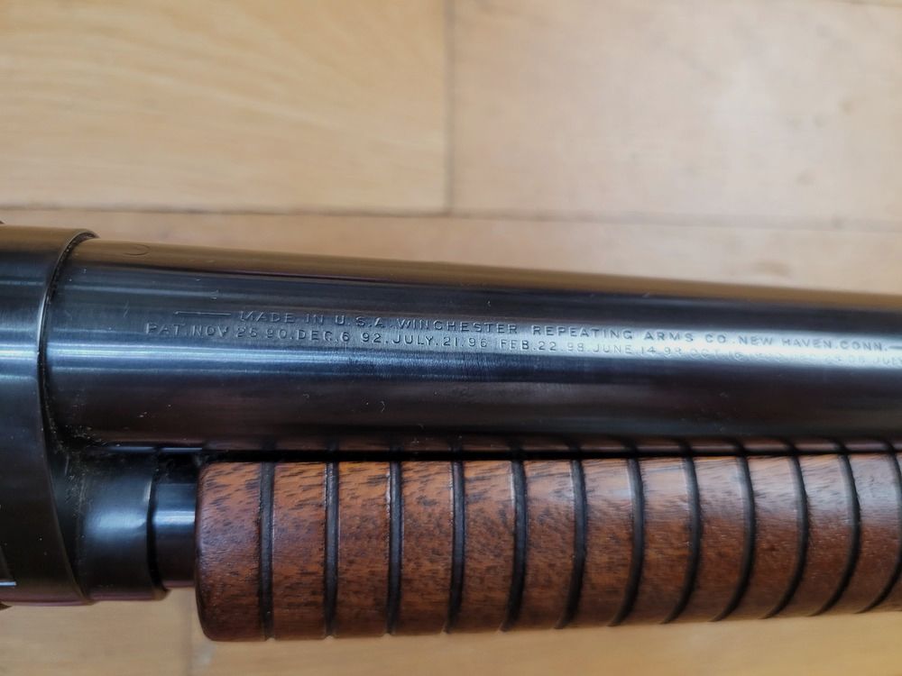 Ikonische Pumpgun Winchester Modell 1897 – Take Down – Modell genannt »Riot Gun« – Markierung State Police von Illinois! – Kal. 12/70 – 6+1 – Kat. B. – In hervorragendem Zustand! – TBE++, Bild 32 von 33