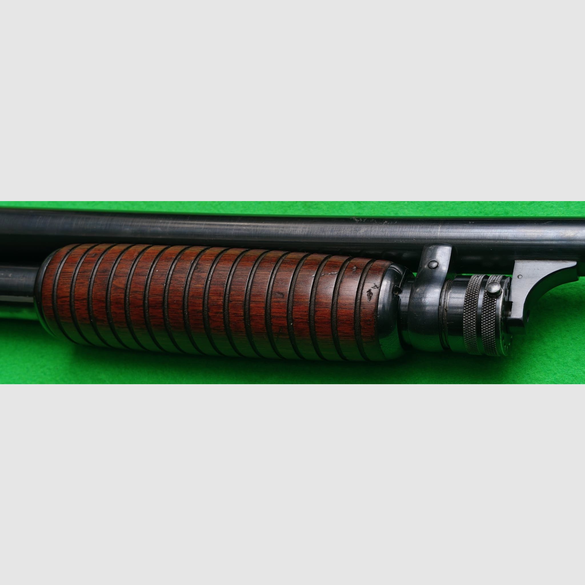 Ithaca 37 Vorderschaftrepetierflinte 12/70