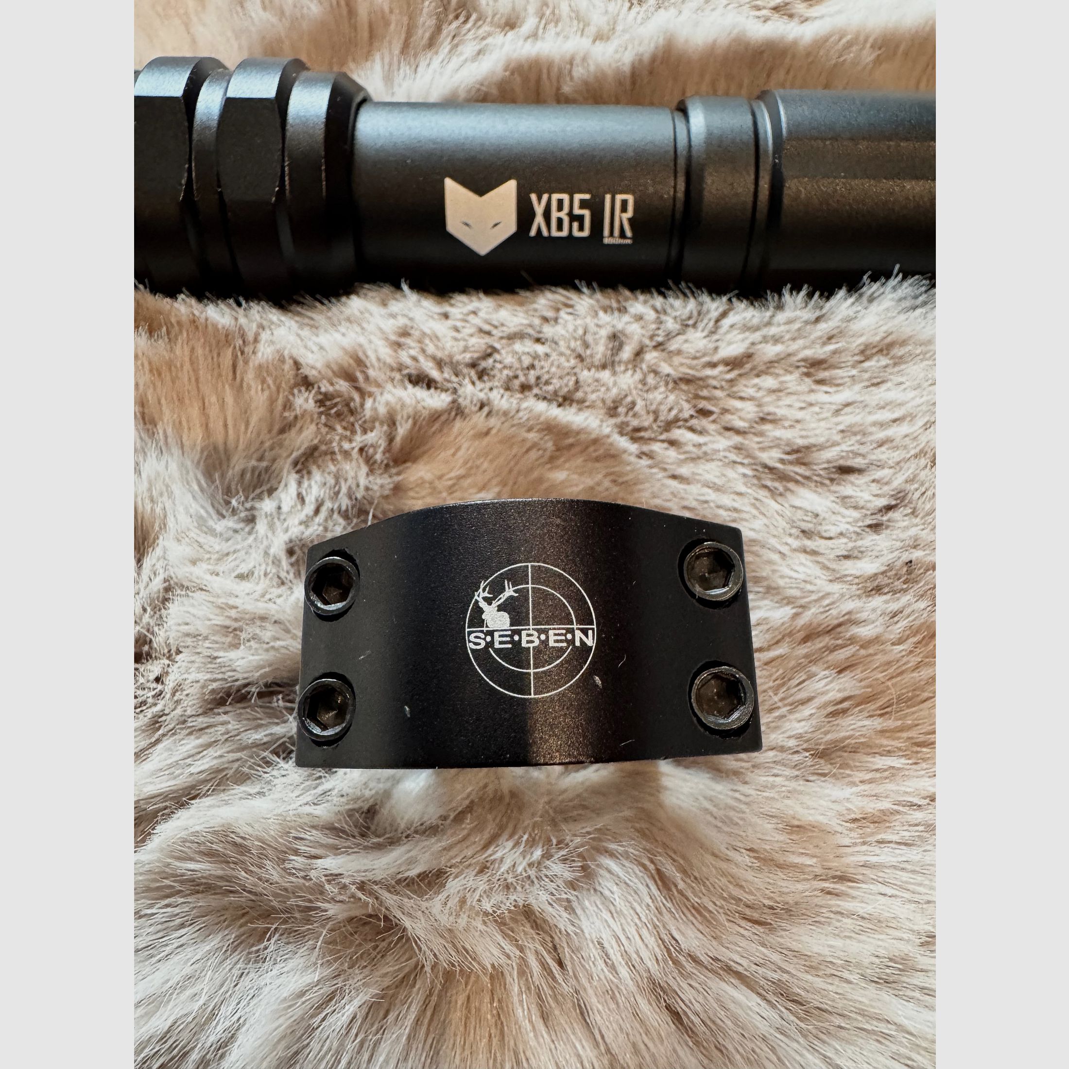 Nightfox XB5 850 IR-Strahler mit Montage für Weaverschiene