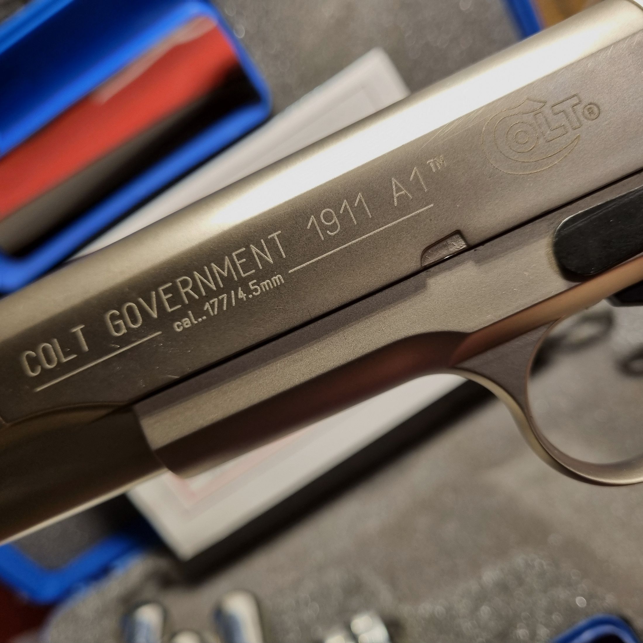 Government 1911 A1, Co2 Diabolos 4,5 mm, seitl. verstellb. Kimme mit Schlüssel, nickel, Holzgriffschalen, 6 zoll
