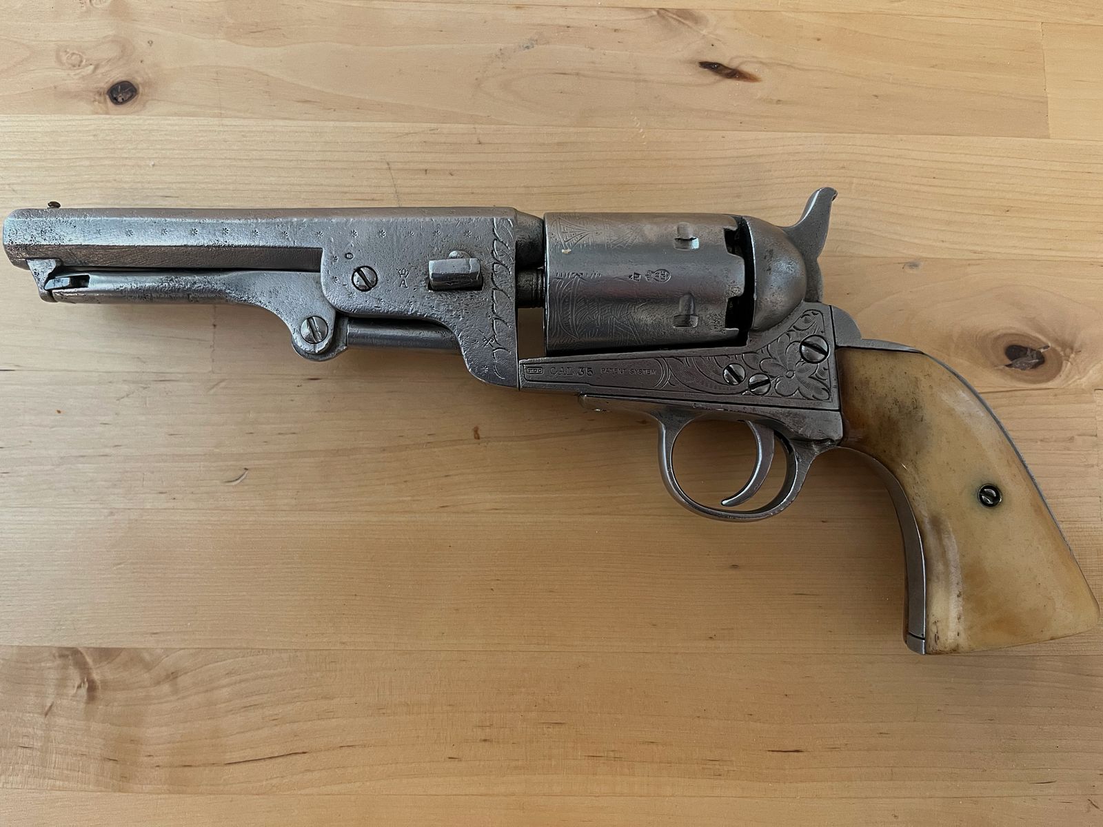 Il ponte di Brooklyn 1849 Colt Pocket Brevete Revolver