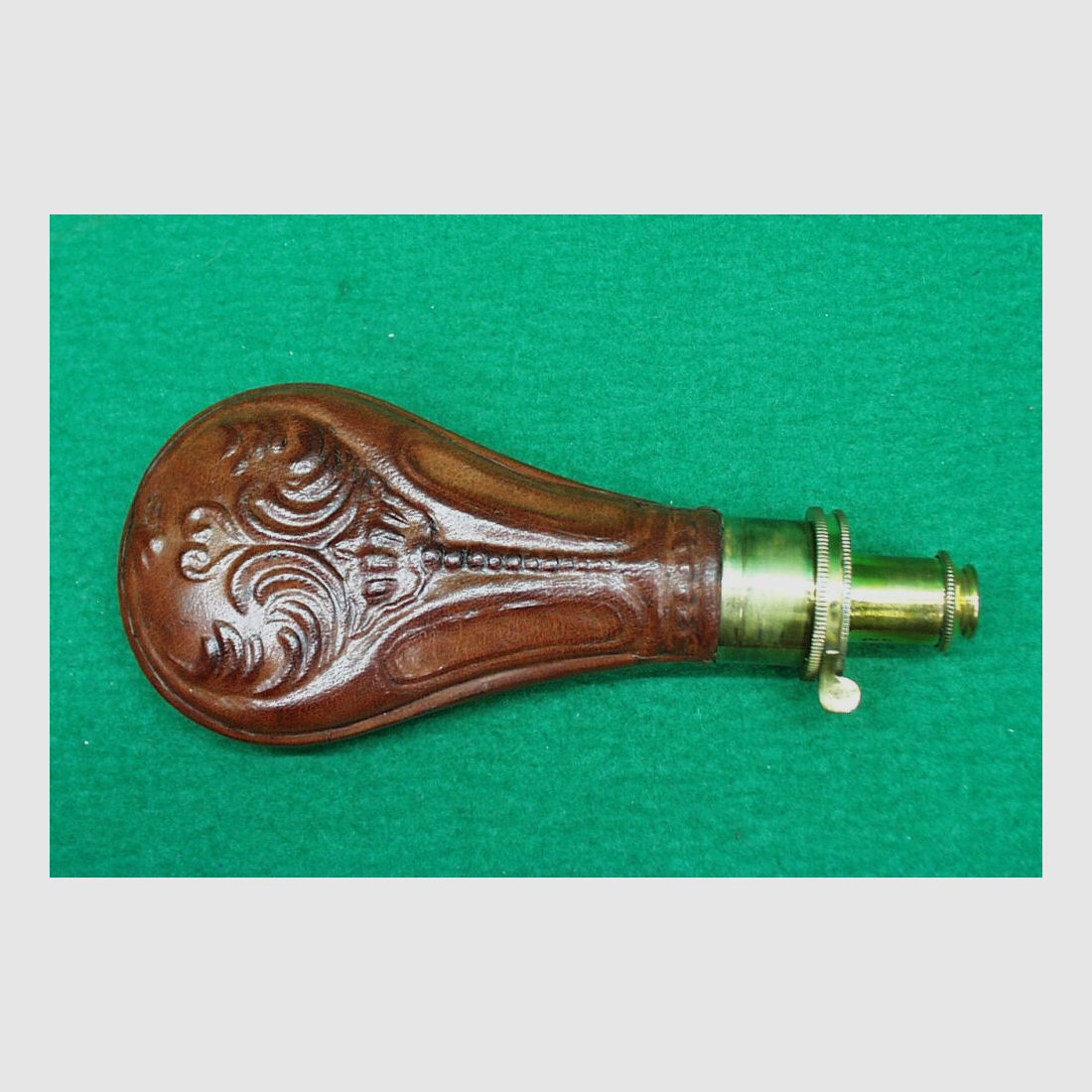 Indien	 Pulverflasche, Leder (Muschel)