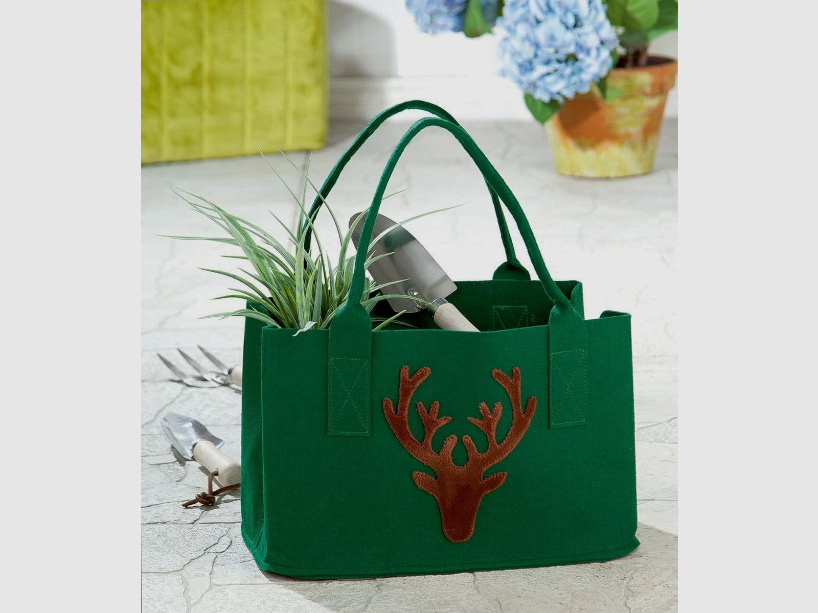 Guild felt bag with stag head