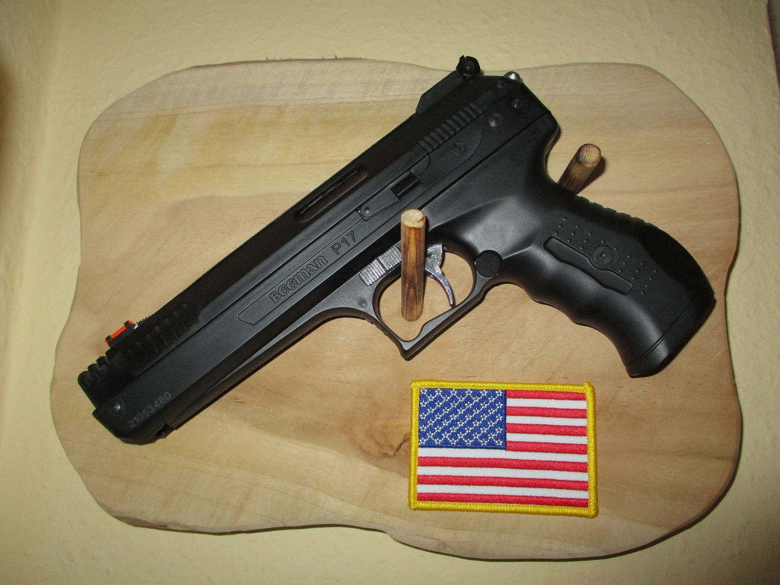 Beeman P17 pistola ad aria 4,5 mm Nuova appesa come decorazione per circa 6 mesi al muro con tavoletta di legno