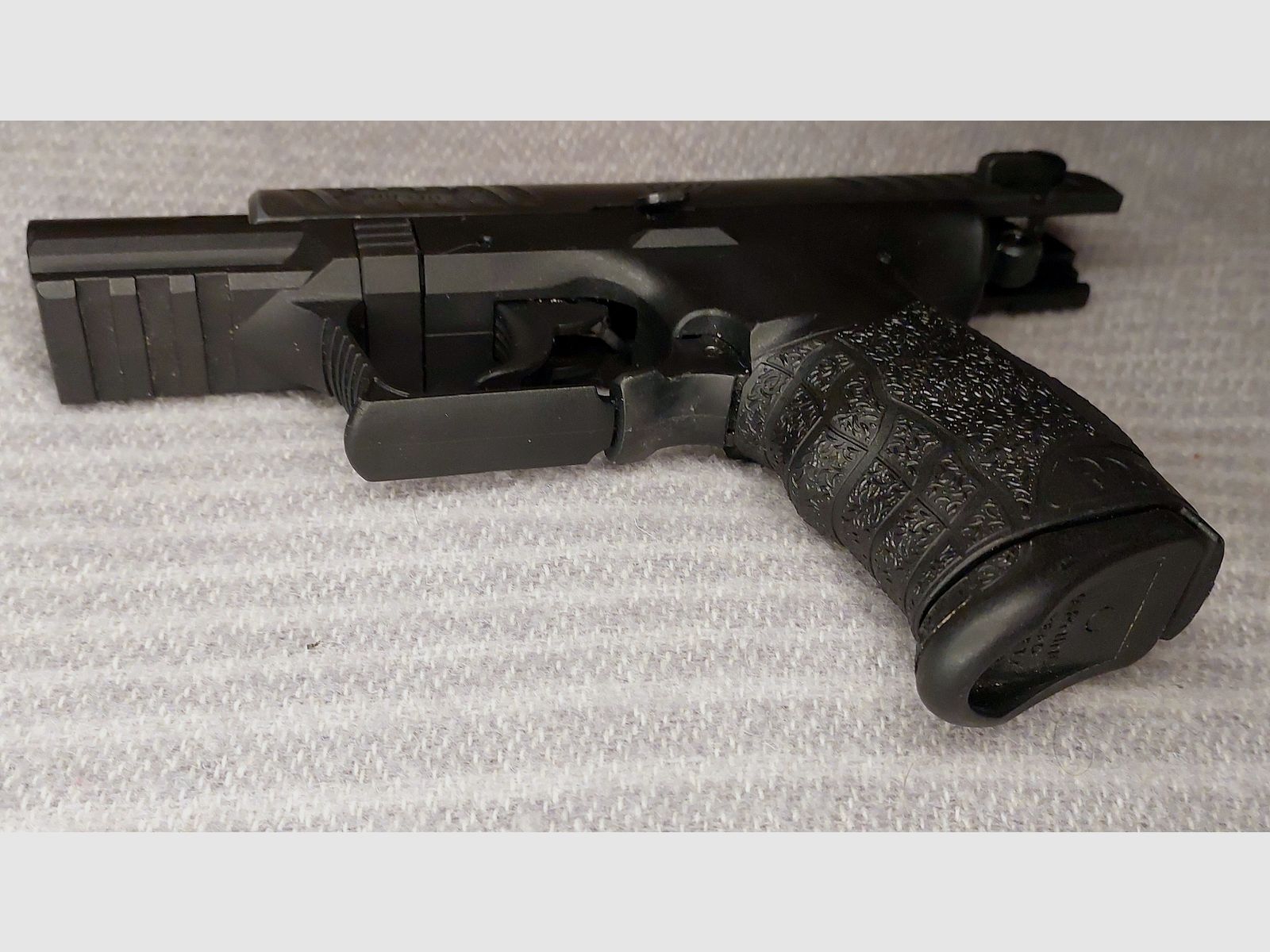 Walther P22Q blank firing pistol 9mm P.A.K. black (PTB 778) [P 22 Q] 2 magazines