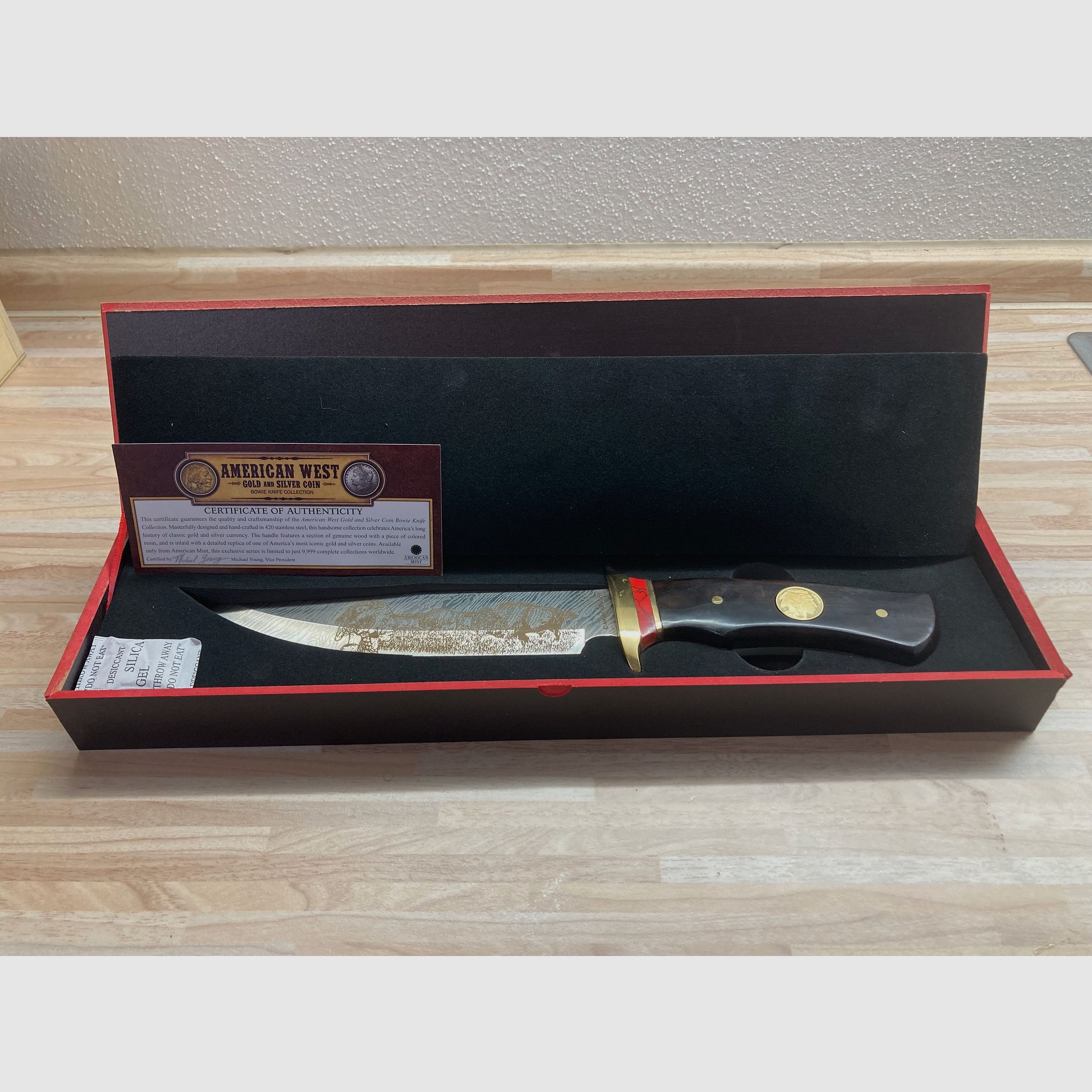 Zwei neue Bowie-Sammlermesser von American Mint