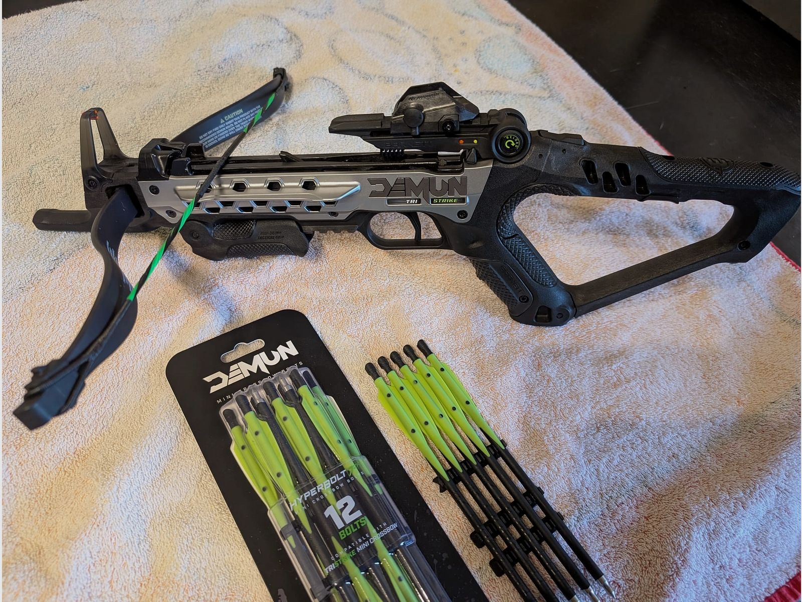 Vendo Barnett Denum Tristrike ballesta en set con flechas extra y bolsa.