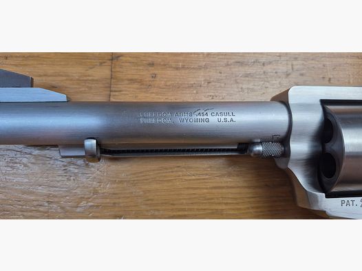 Extraordinaire Revolver Freedom Arms Mod 83 « 1st grade » – Redoutable Kal.454 Casull / 45 LC in 5 Schuss – Ohne Zweifel der beste Single Action Revolver – Keine Probleme beim Schießen auf 100 Meter und mehr mit außergewöhnlicher Präzision – Konstruktion von außergewöhnlicher Solidität und Passgenauigkeit – Uhrwerkmechanik – Gehäuse aus gebürstetem Stahl und Premium Nussbaum-Griffschalen – Sehr aktiv in den USA gesucht – Sehr selten in Frankreich und ein Sammlerstück, das nicht an Wert verliert – Zustand nahezu neu – TBE++/TBE+++