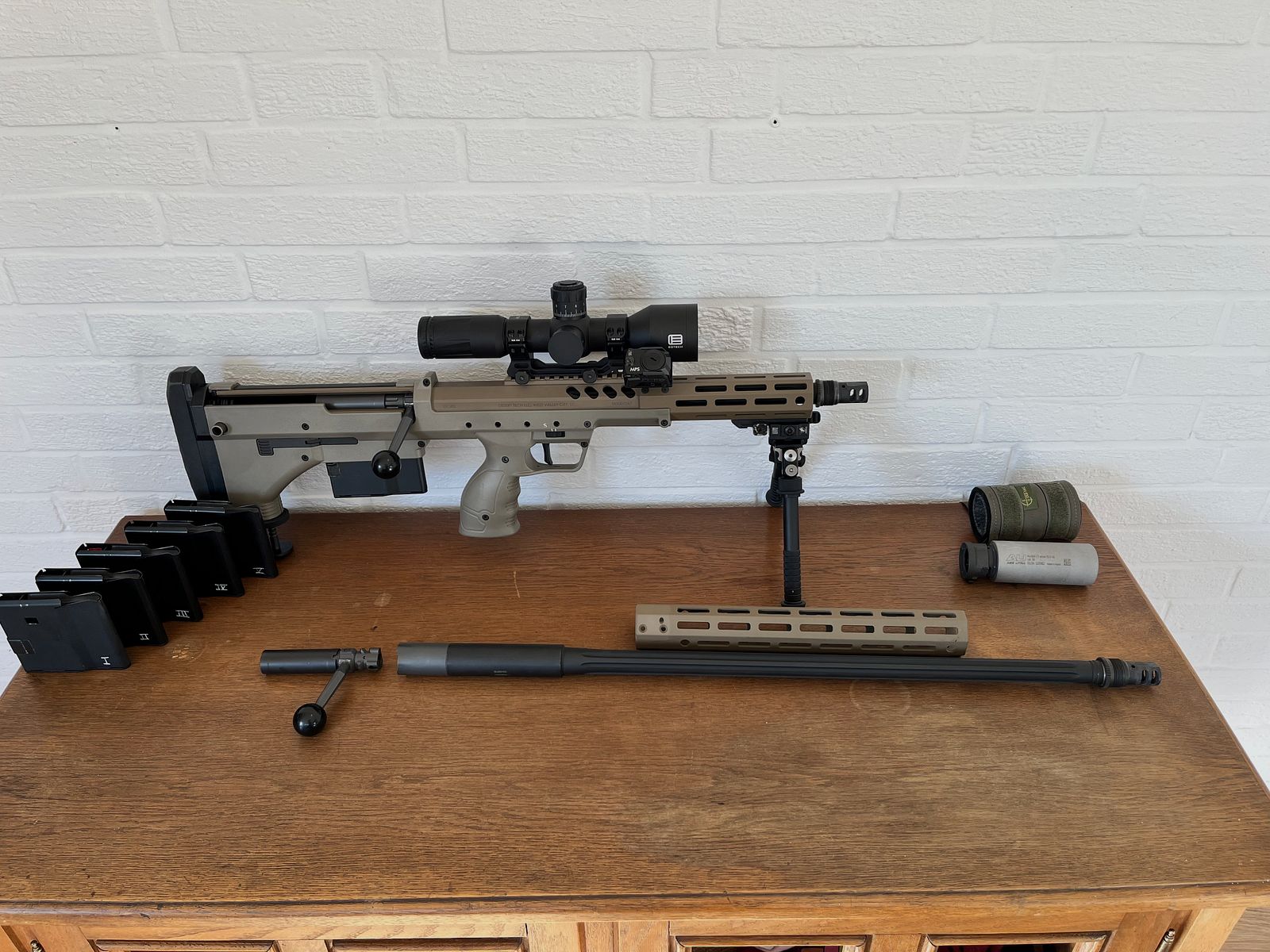 DESERT TECH SRS A2 (Covert) .308 Win + Wechselsystem 6,5 mm Creedmoor + EoTech Vudu