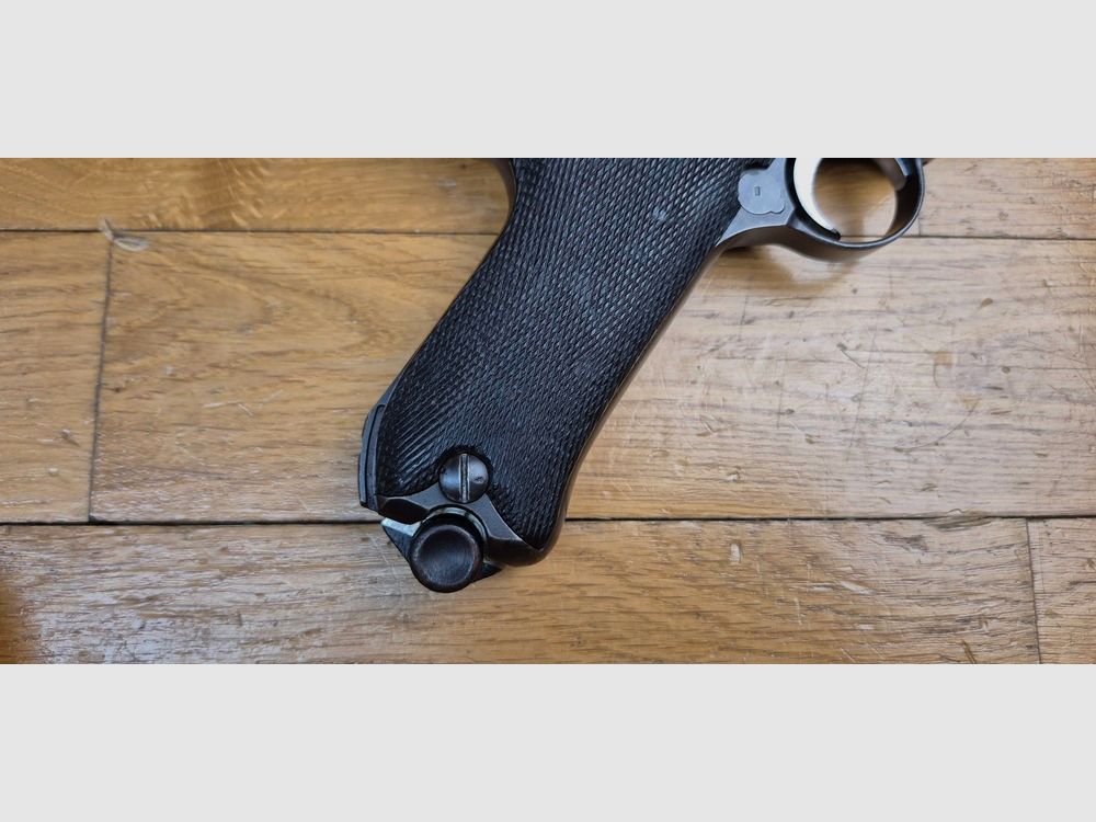 Sehr schöner Luger Artillerie P08 – Lauf 8 Zoll (20 cm !) – Seltene Waffe von 1914 aus der Fabrik von Erfurt (nur 25.000 Exemplare!) – Vollständig monomatrikulierend (außer das Magazin, das ist aus der Zeit) – Kal. 9×19 – Verstellbare Visierung des ersten Typs – Ästhetischer Zustand Premium – Guter Lauf – Originalbrünierung zu 95% – Sehr schöne Mechanik – TBE, Bild 25 von 30
