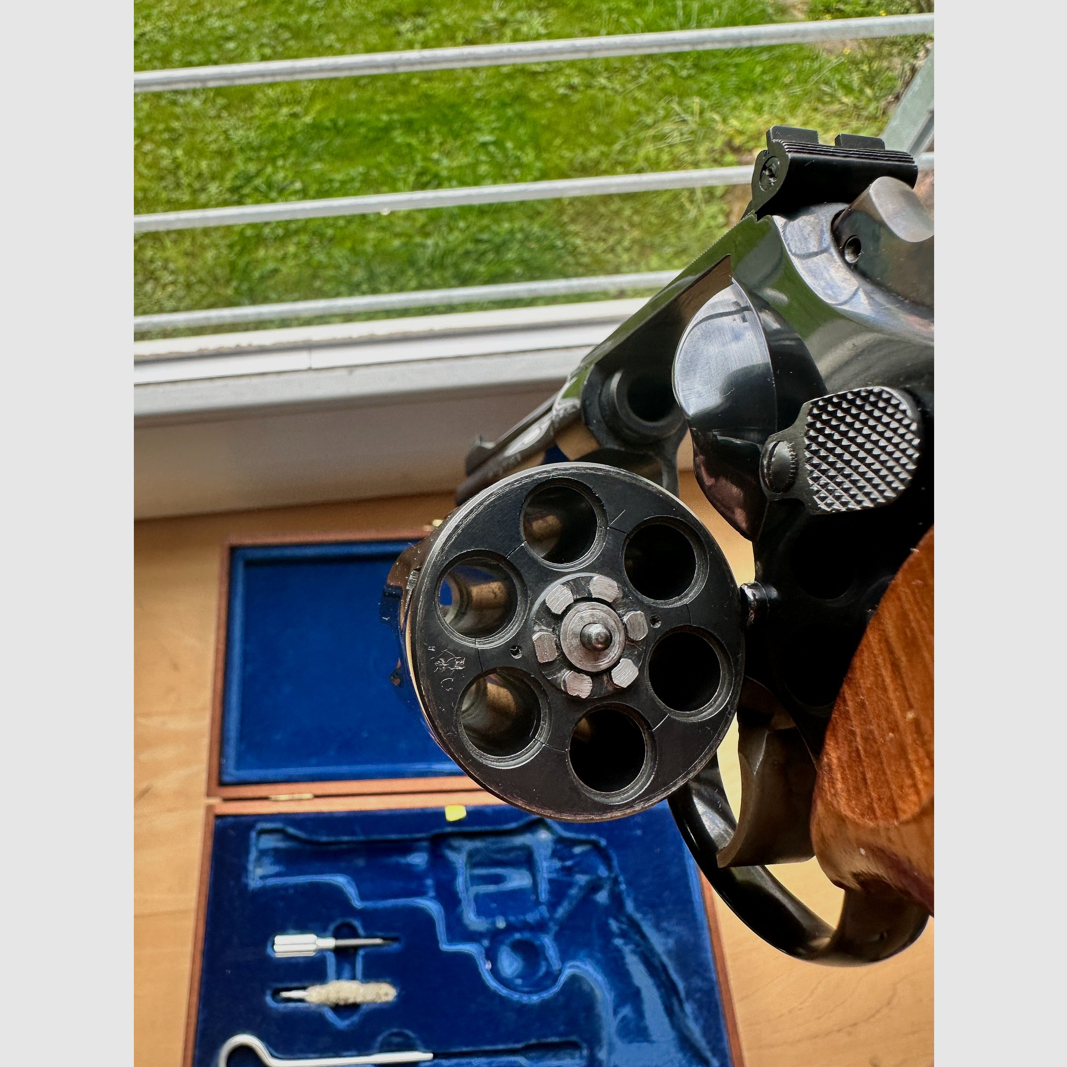 Smith & Wesson modèle 27-2 avec canon encastré et barillet rétracté