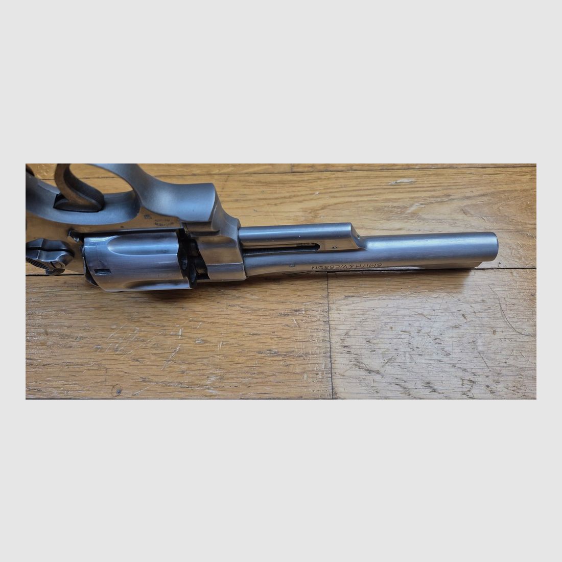 Sehr schöner und seltener Revolver Smith&Wesson Modell 28-2, genannt „Highway Patrolman“ – Waffe der Autobahnpolizisten der 60er-80er Jahre – Kaliber 357mag / 38sp – Waffe von 1979 – Seltene satinierte Nickeloberfläche – Qualität „Pinned and Recessed“ – Sehr guter mechanischer und ästhetischer Zustand – Ausgezeichneter 6-Zoll-Lauf – TBE+, Bild 11 von 23