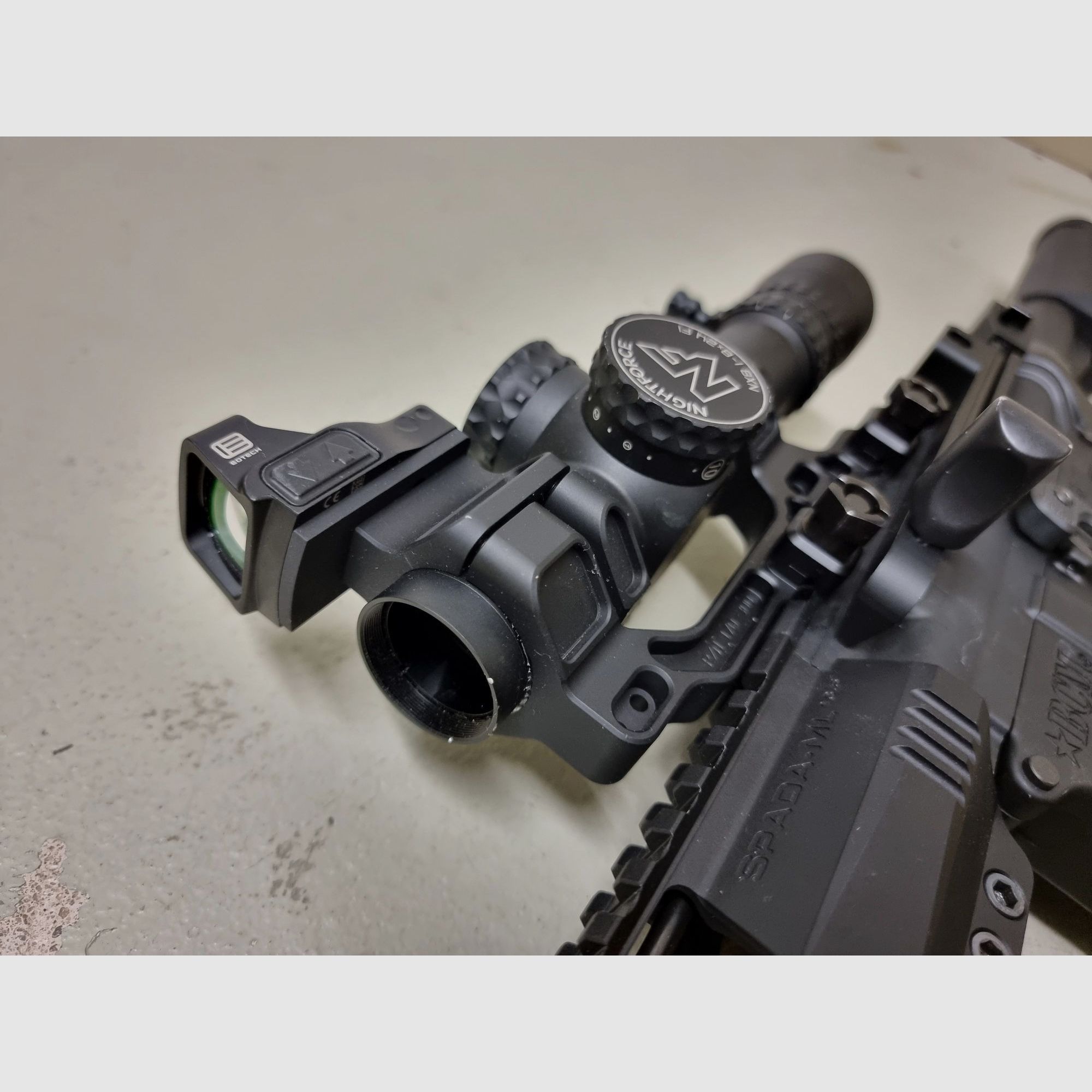 AR15 personalizzato superlativo nello stile di John Wick. Cal. 223 Rem. Solo componenti di alta qualità. Opzionale con Nightforce NX8!