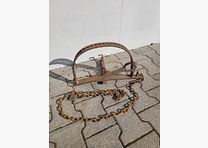 Dekoracja pułapka na niedźwiedzie 37cm x 45cm z łańcuchem