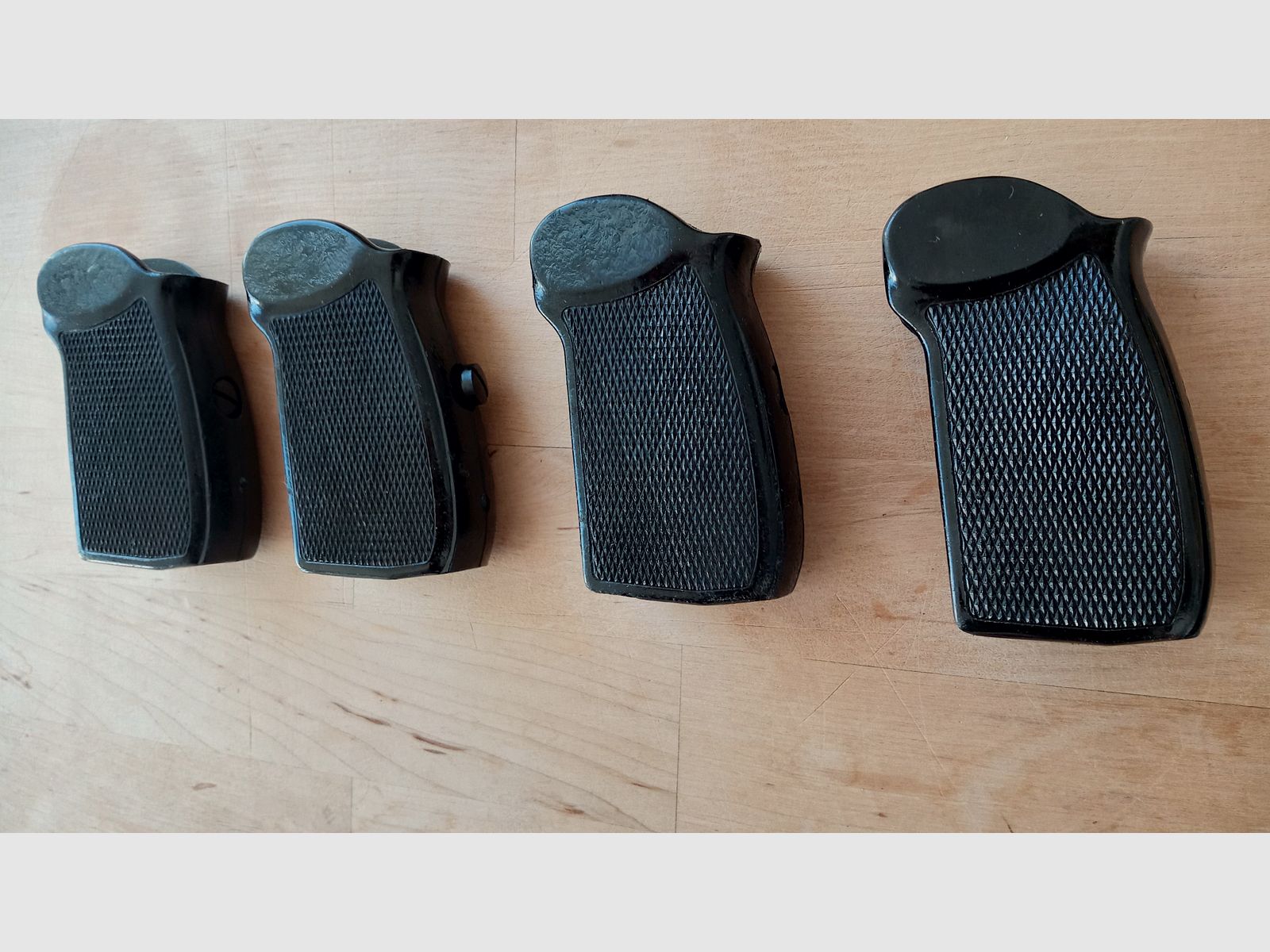 Schwarze Bakelit Griffschalen für DDR Polizei Pistole-M inkl. Schraube / Vintage Griff für ost-deutsche Makarov // 8 Schuss PM 9x18