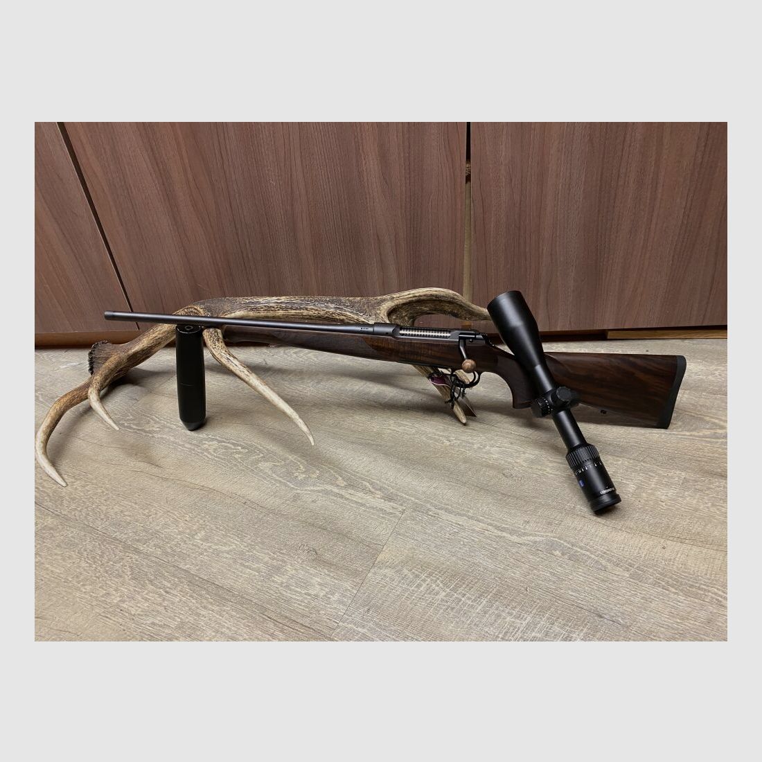 Sauer 101 Artemis, links, mit Zeiss Conquest V4 3-12x56