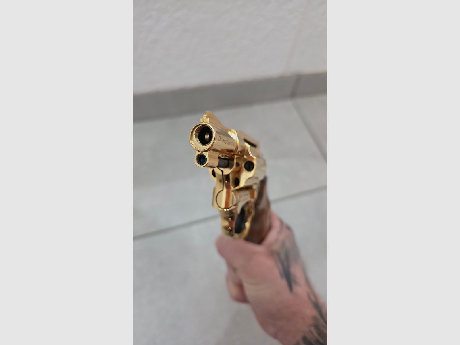 Smith & Wesson Chiefs Special 9 mm R.K., 24 Karat vergoldet, Holzgriffschalen