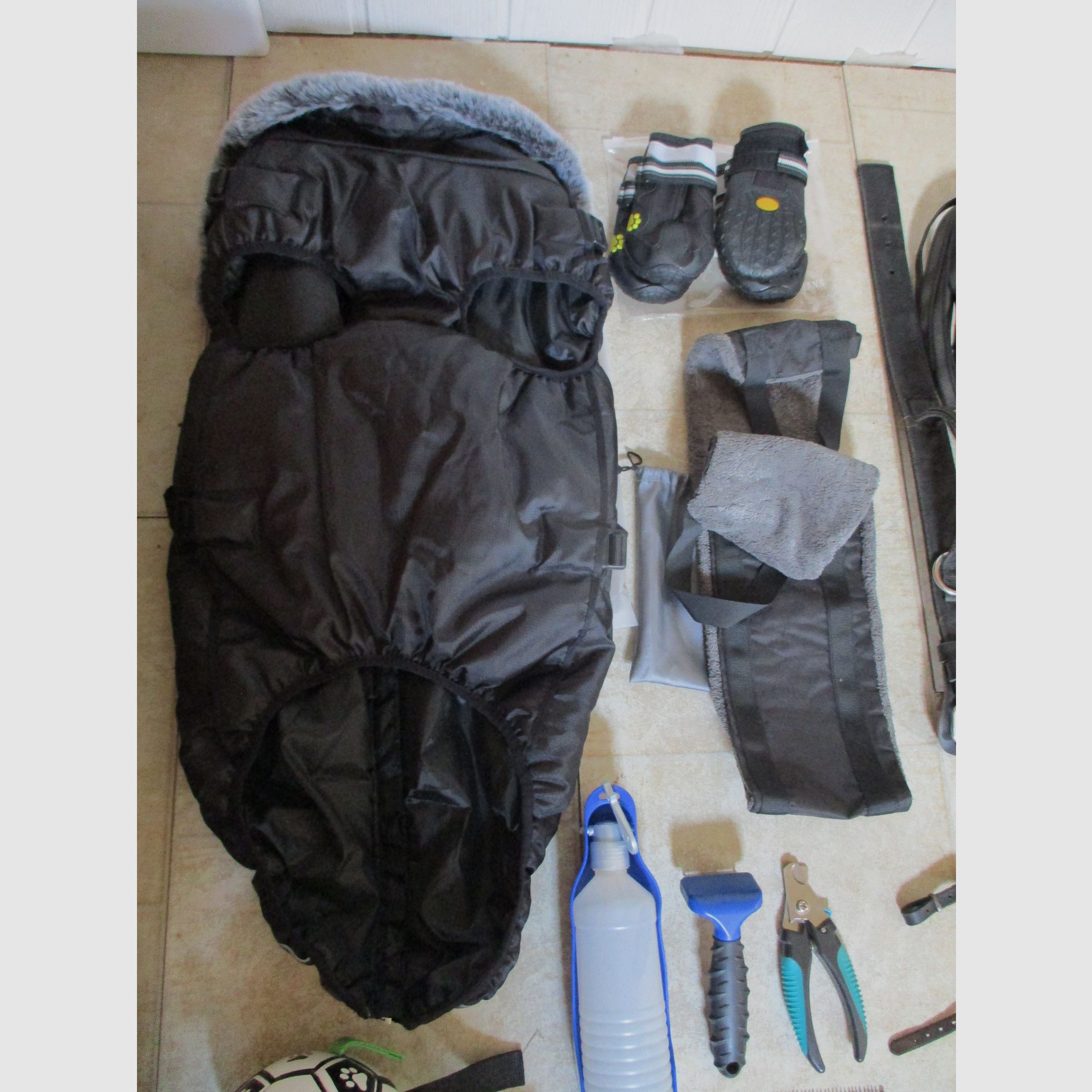 Hundezubehör, Leinen, Halsbänder, Kleidung, Näpfe...