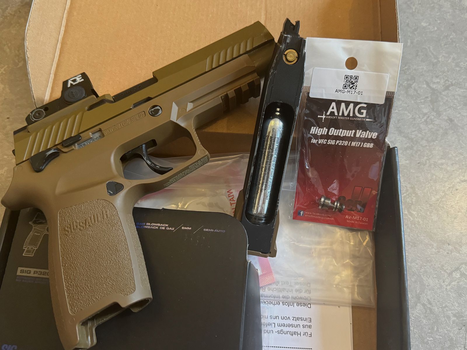 SIG Sauer M17 CO2 GBB Pistole inkl. ADE Raptor Red Dot & AMG High Output Valve