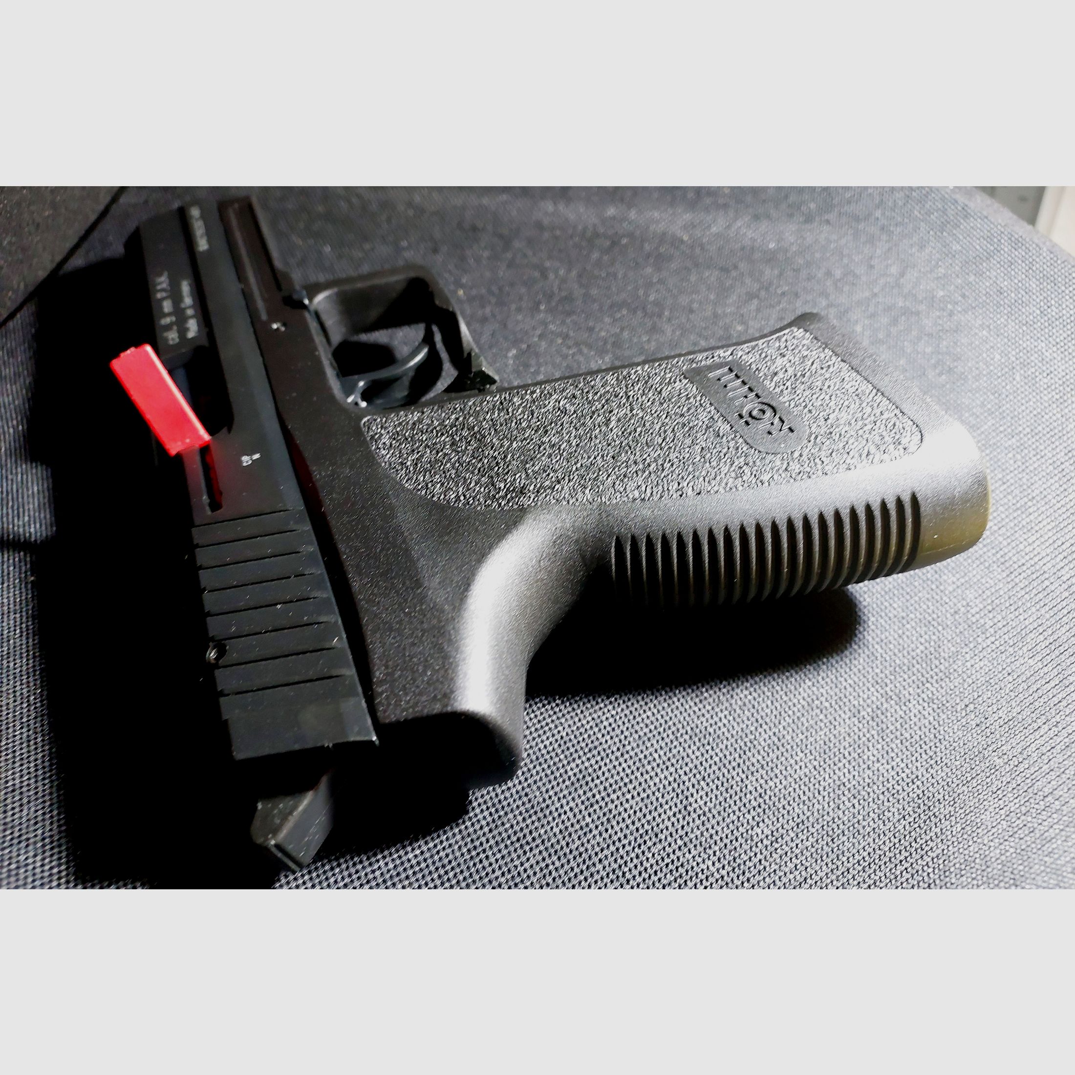 Pistolet alarmowy Röhm RG96, oksydowany (PTB 699) Zestaw RG 96 z tłumikiem, pomocą do ładowania i 2 magazynkami