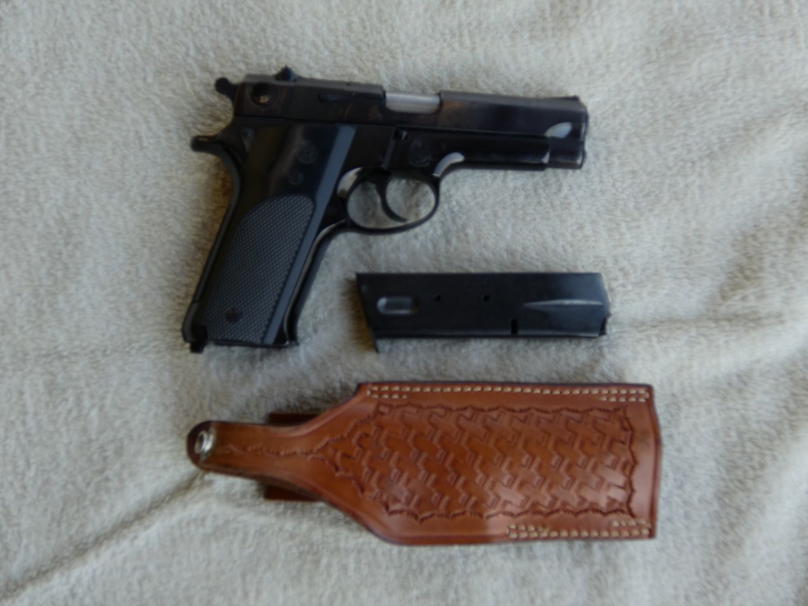 S&W pistol, 9mm Luger