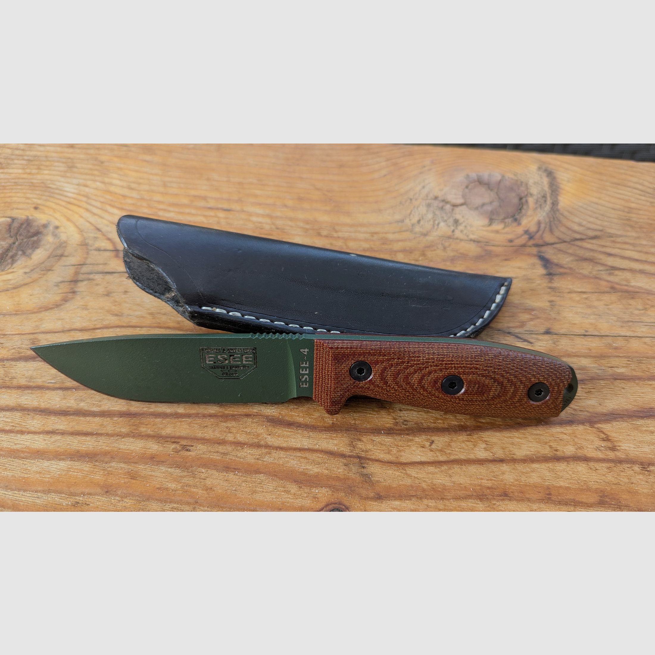 ESEE-4 Bushcraft- & Survivalmes met handgemaakte leren schede