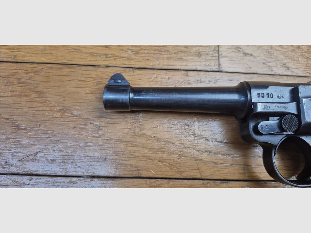 Luger P08 Pistol – Code « BYF » for a Mauser production from 1942 – 100% mono-numbered weapon renumbered – Re-blued and code 42 re-engraved – Good mechanical condition and superb barrel – Reproofed in Ulm in 1976 – Modern magazine – BE+/TBE-, image 7 of 24