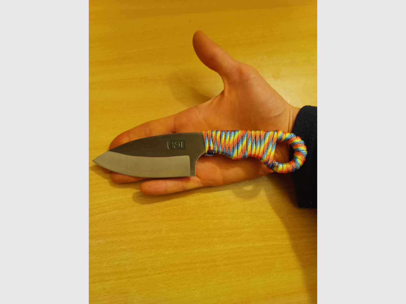 Cuchillo forjado a mano de 3 capas de acero, capa interna de acero raro (BG-42®) HRC 62