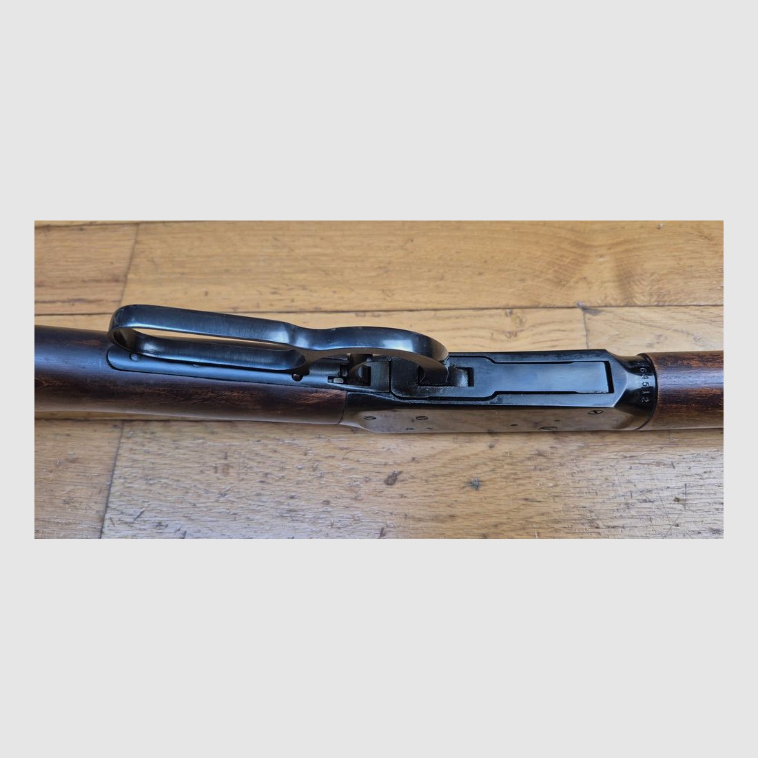 Sehr schöne Winchester Modell 1894 – Kaliber 30-30 – Hergestellt in den USA 1969 – Kapazität 8+1 – Schöne rotbraune Nuss – Mechanischer und ästhetischer Zustand selten für seine 56 Jahre! – Sehr schöne Konstruktion Made in USA – Schaftplatte aus Stahl vor 1971 – TBE++, Bild 13 von 40