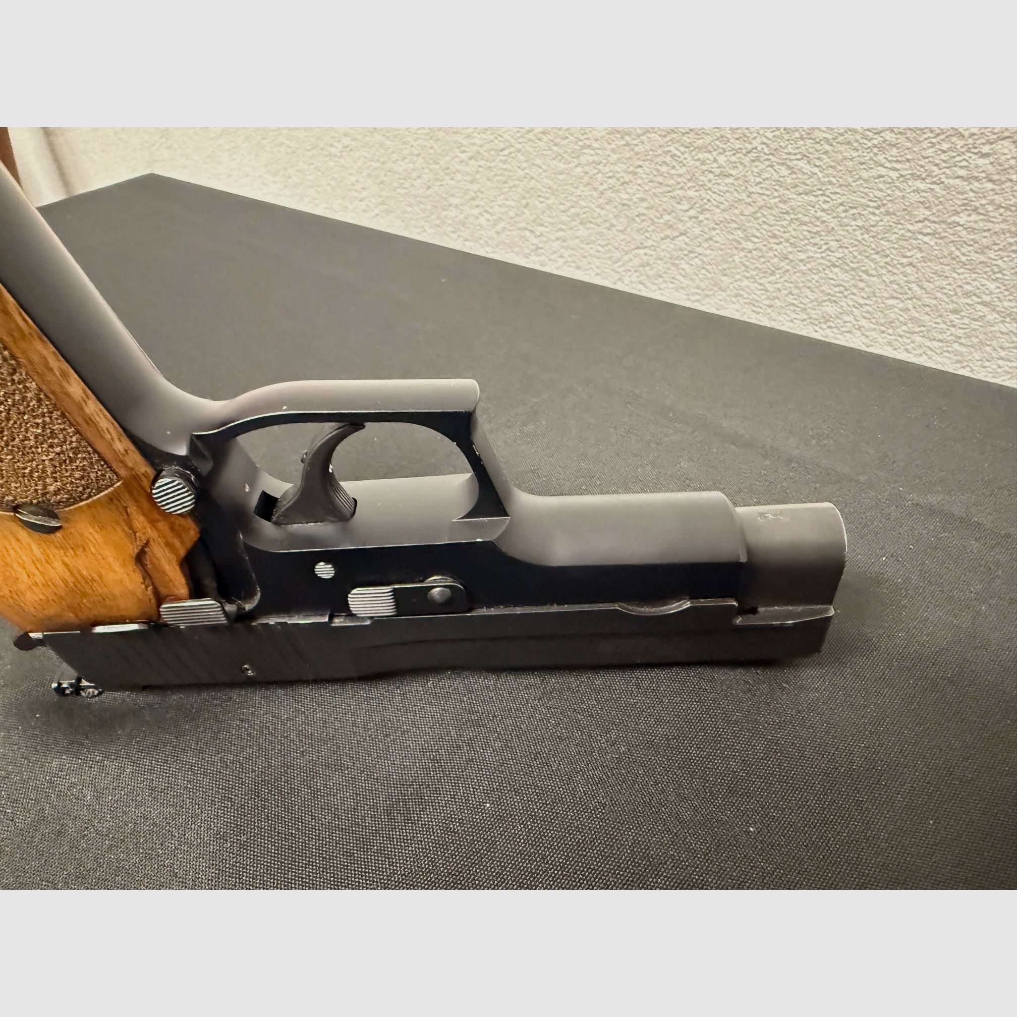 SIG Sauer P220 Kaliber .45 ACP halbautomatische Pistole Fangschusswaffe Micrometervisierung incl. Sickinger Lederholster