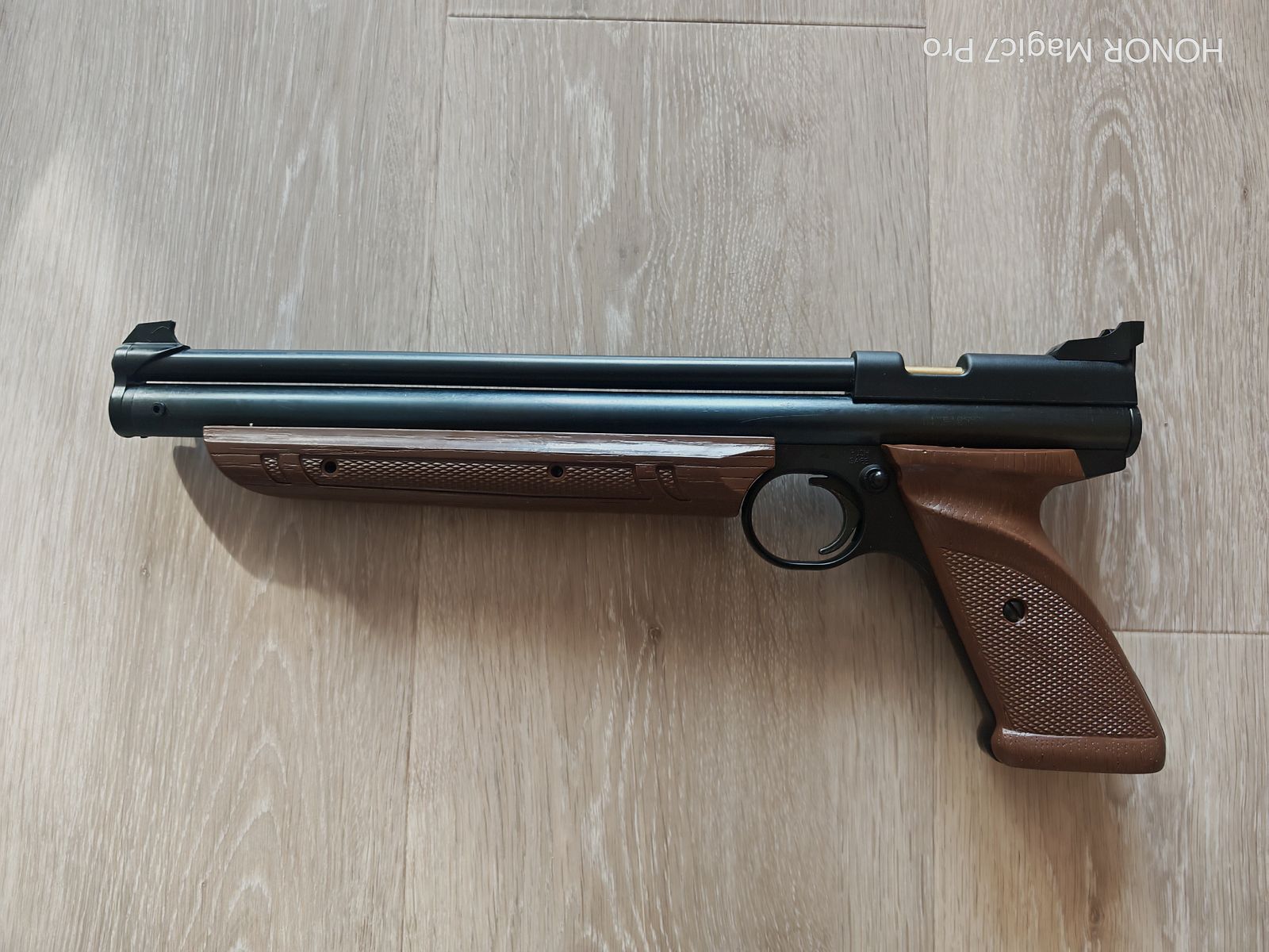 Strong Crosman 1377 air pistol with case, like new!