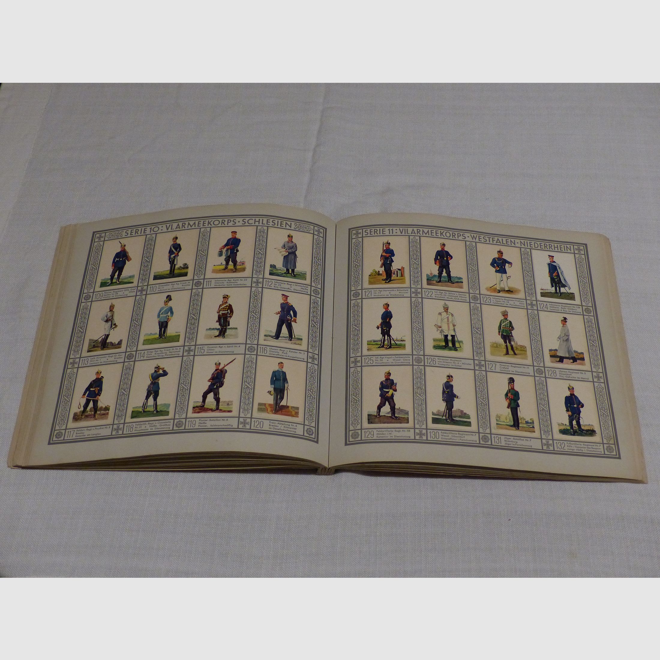 Uniformen van het oude leger compleet stickeralbum rond 1933 WKI WKII