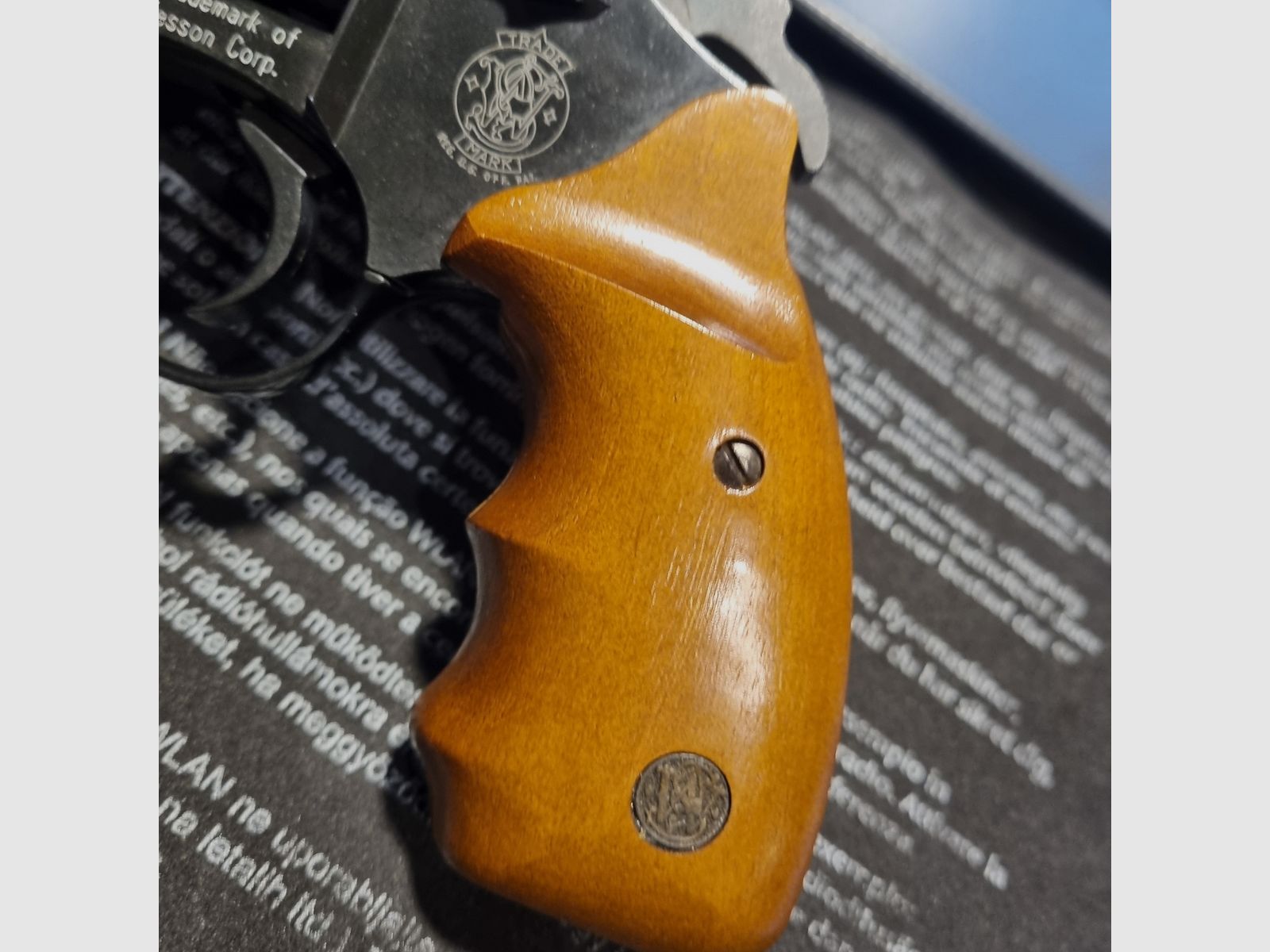 Smith & Wesson, Mod. Combat, 9mm, PTB 607 altes Modell, Holzgriffschalen, brüniert, zzgl. 50 Schuss