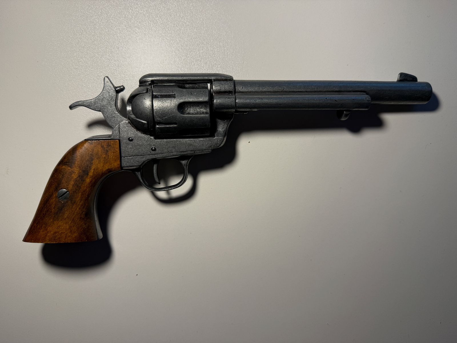 Decorative Revolver US Cavalry Colt Denix Colt .45 Peacemaker USA 1873, old gray