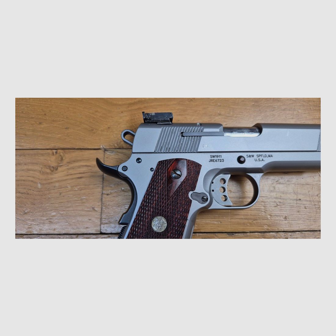 Sehr schöner 1911 von Smith & Wesson – In 45acp und 8 Schuss – 100% Edelstahl (kein Plastik!) – Smith-Bearbeitungen! – Sehr guter mechanischer und ästhetischer Zustand – Originalverpackung – TBE+, Bild 22 von 25
